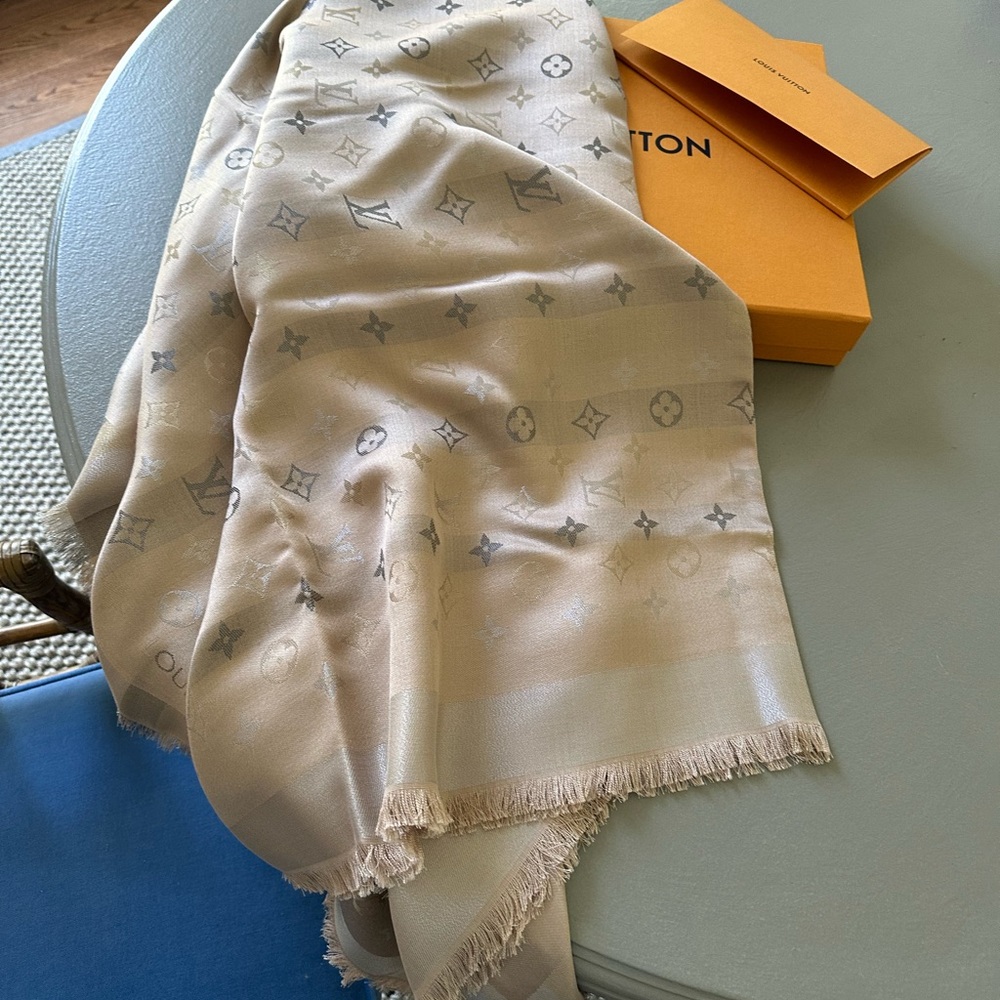 Louis Vuitton chase So shine Beige Scarf - Picture 4 of 5